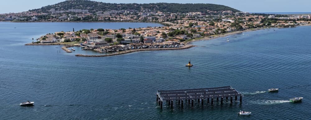 Le prototype SolarinThau (53 mètres de long, 12 mètres de large et près de 8 mètres de haut), qui reprend les dimensions d’une table conchylicole traditionnelle mais flottante et solaire, a été mis à l’eau dans la lagune de Thau le 7 juin 2026.