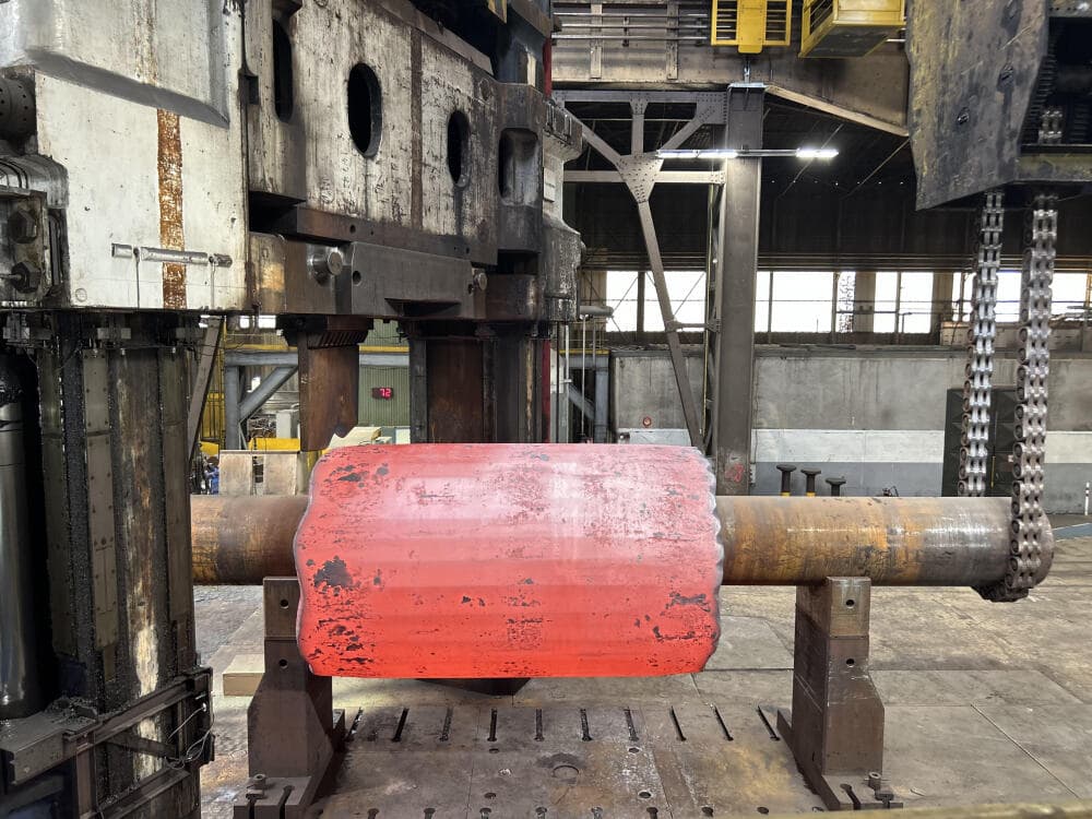 Un cylindre en acier chauffé à 1300 degrés va être découpé par une presse de 11 000 tonnes. La pièce subira une ribambelle d’opérations de forage et d’usinage. Elle constituera un des générateurs de vapeur de la future seconde tranche atomique de Penly.