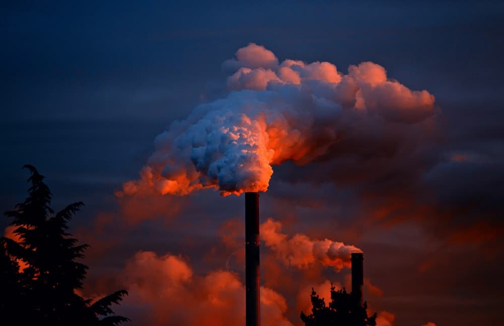 Sous la pression de la crise énergétique et des industriels, Bruxelles s'apprête à réformer en juillet le marché du carbone européen, au cœur d'une bataille sur l'avenir des quotas gratuits et le coût du CO2.