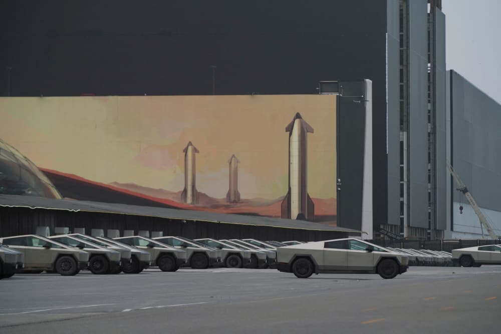 Des Cybertrucks avant l’introduction en Bourse (IPO) de SpaceX, à Starbase, au Texas.