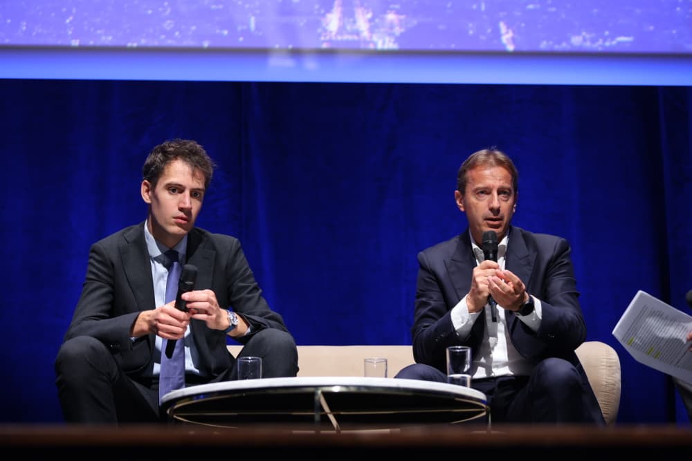 Arthur Mensch, cofondateur et PDG de Mistral AI et Guillaume Faury, PDG d'Airbus.