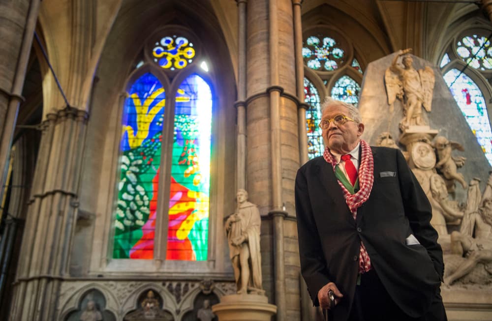 L'artiste britannique David Hockney devant The Queen's Window, le vitrail qu'il a conçu, à l'abbaye de Westminster à Londres.