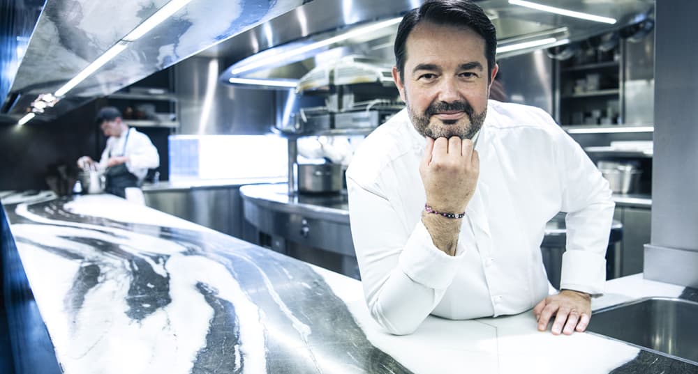 Jean-François Piège, dans les cuisines du Grand Restaurant, à Paris, en mai.