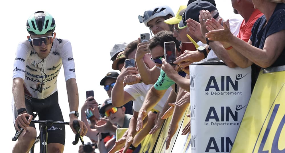 Le coureur français Paul Seixas, de l'équipe Decathlon CMA CGM, franchit la ligne d'arrivée de la 7e étape du Tour Auvergne-Rhône-Alpes.