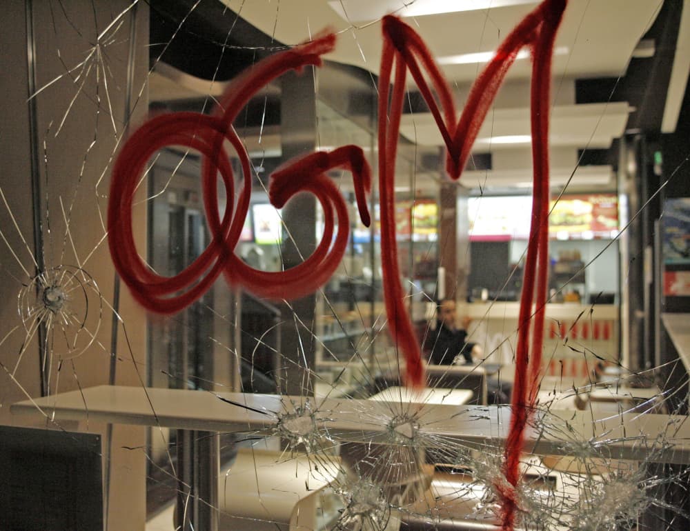 Le sigle OGM sur la devanture d'un McDonald's