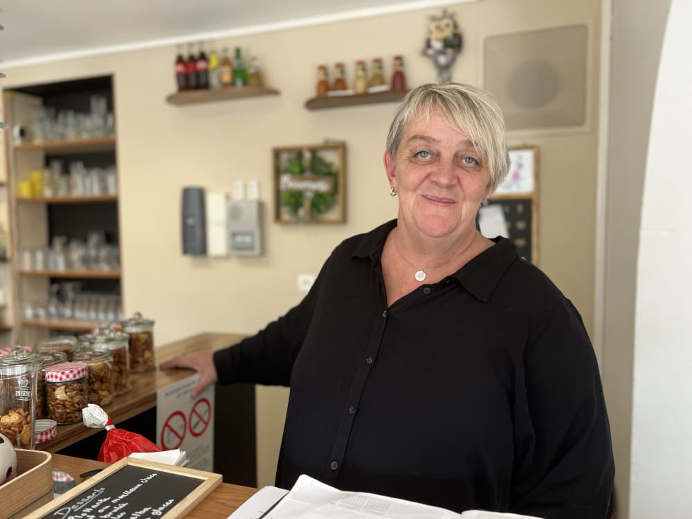 À Aunay-en-Bazois, dans la Nièvre, Isabelle Michel a créé L’Aiguille Enchantée, un concept-store rural mêlant artisanat, épicerie fine, dépôt de pain et espace café.