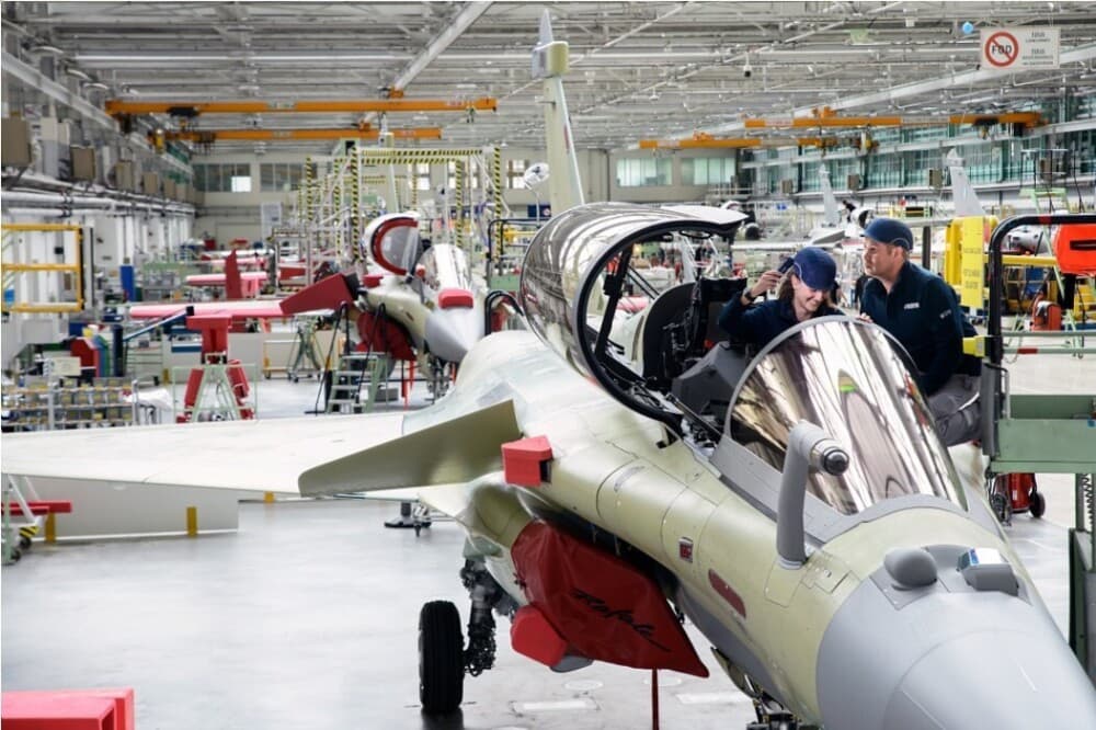 La ligne d'assemblage du Rafale à Mérignac.