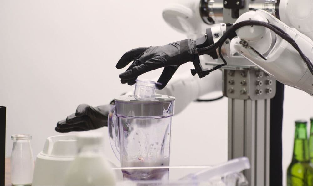 La startup Genesis dévoile Eno, un robot doté de main (mais sans jambe) qui sera déployé dès cette année chez des industriels.