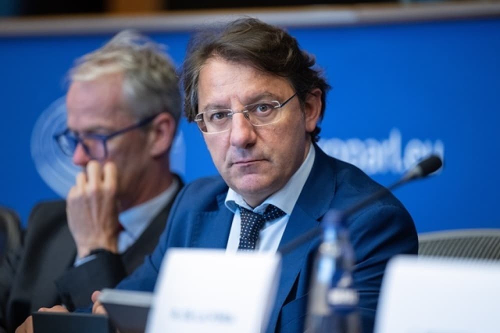 Homme clé du Parlement européen, Pasquale Tridico est un pilier du groupe de la gauche à Strasbourg. Il est président de la sous-commission des affaires fiscales et économiste. Il a présidé l'institut national de sécurité sociale en Italie.