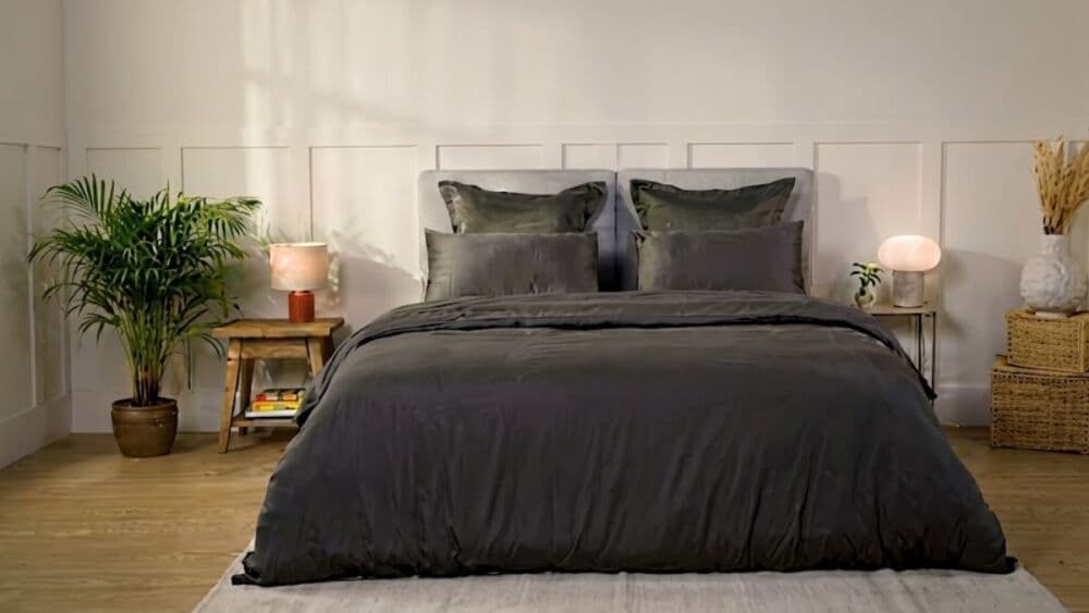 L’Ensemble Confort Hôtelier d’Emma associe un lit premium à ressorts et un matelas hybride pour reproduire les sensations d’un couchage d’hôtel haut de gamme.