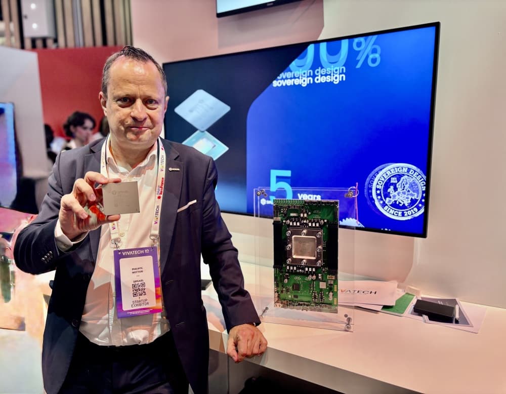 Philippe Notton, la fondateur et dirigeant de Sipearl, posant avec son CPU Rhea1 sur le salon Vivatech.