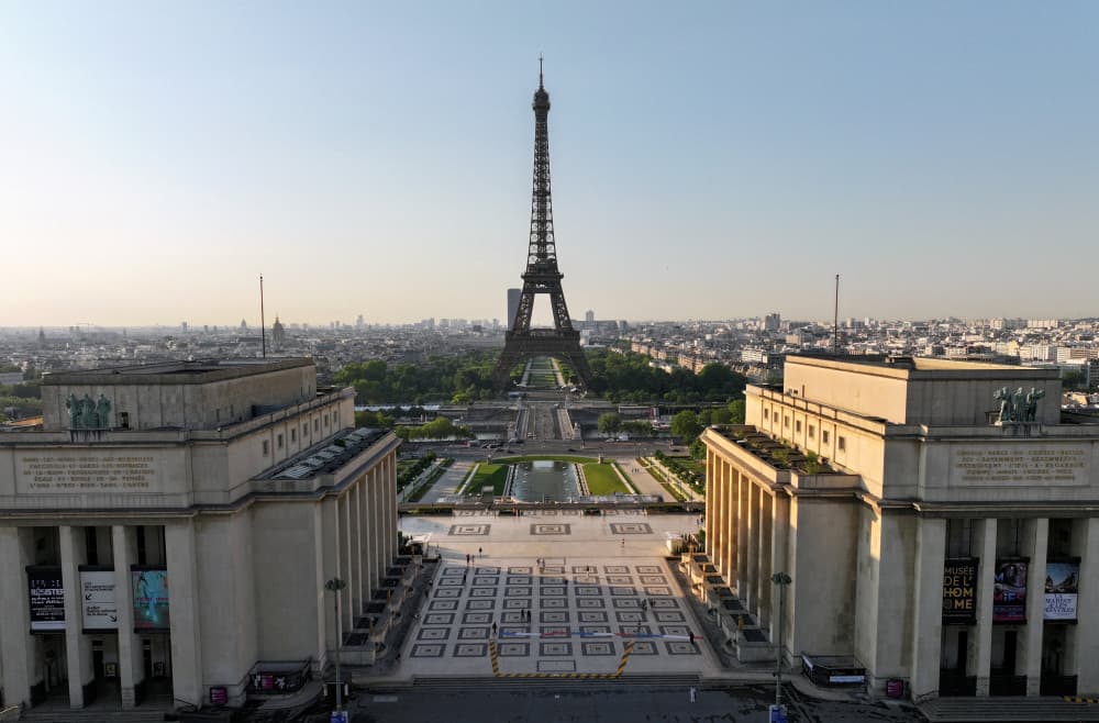 Vue aérienne par drone de l'esplanade du Trocadéro et du Palais de Chaillot, avec la Tour Eiffel en arrière-plan, à Paris, le 19 juin 2026.