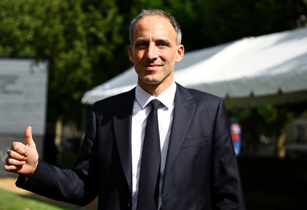 Raphaël Glucksmann lors de la cérémonie d'inauguration de l'esplanade Habib-Bourgiba, au bord de la Seine, un nouveau lieu de mémoire rendant hommage aux victimes du génocide rwandais, à Paris, le 2 juin 2026.