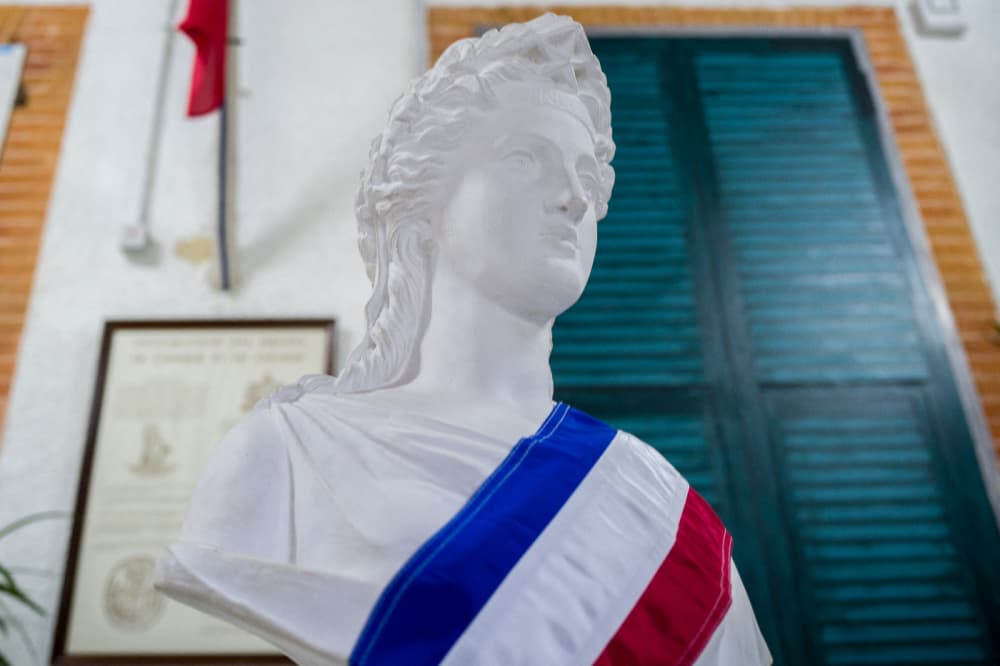 "Comment comprendre que celles et ceux qui prétendent combattre le communautarisme sous toutes ses formes soient les premiers à soutenir un texte qui en inscrirait la possibilité de s’affranchir de la loi commune dans la Constitution ?", s’interrogent...