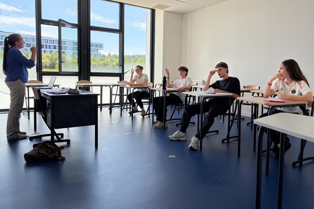 Lors d'un cours de mathématiques, au Campus PSG de Poissy (Yvelines), le 16 juin.