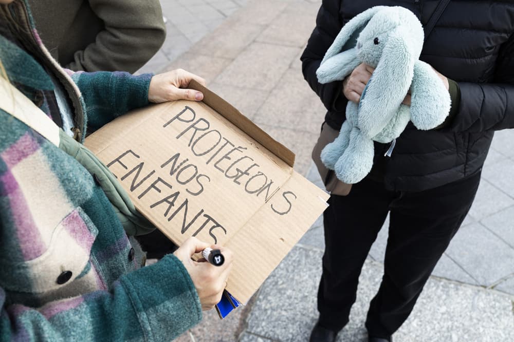 Rassemblement à l'appel du collectif #MeTooEcole pour dénoncer les violences faites aux enfants dans le périscolaire sur le parvis de l'Hôtel de Ville de Paris, le 21 mars 2026.