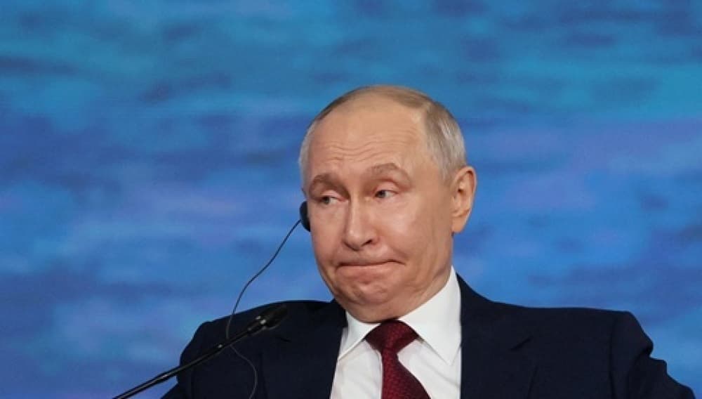 Vladimir Poutine lors d'une plénière à Saint Petersbourg.