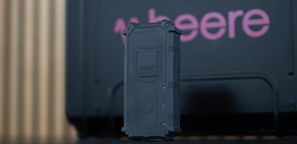 La technologie de Wheere, qui utilise les basses fréquences, est capable de tracker des objets ou des personnes munies d’un émetteur, même depuis l’intérieur d’un bâtiment et quelle que soit l’épaisseur des murs.