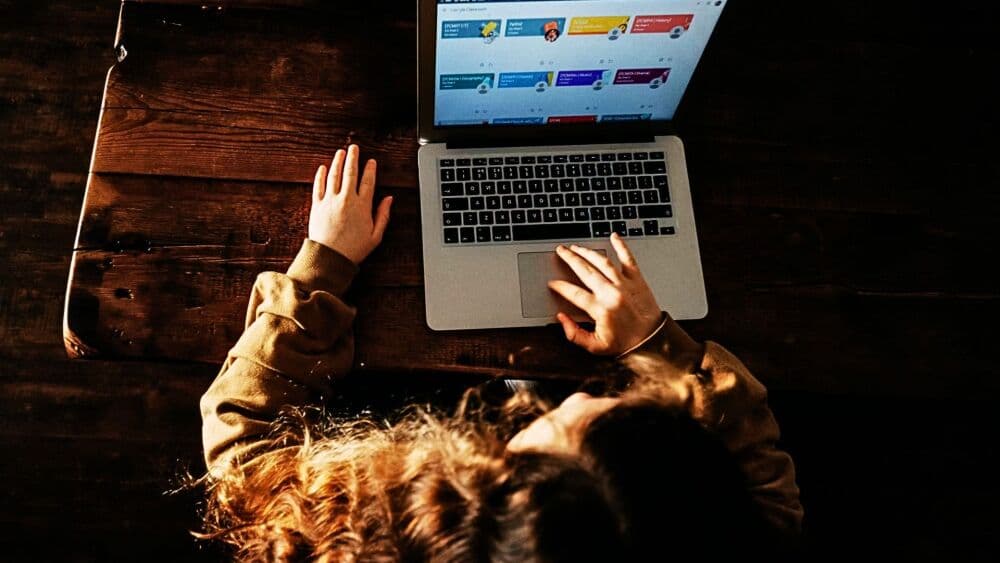 Les premiers chatbots déployés par la Norvège était finalement peu utilisés en classes, les élèves préféraient passer par des IA plus populaires une fois rentré chez eux.