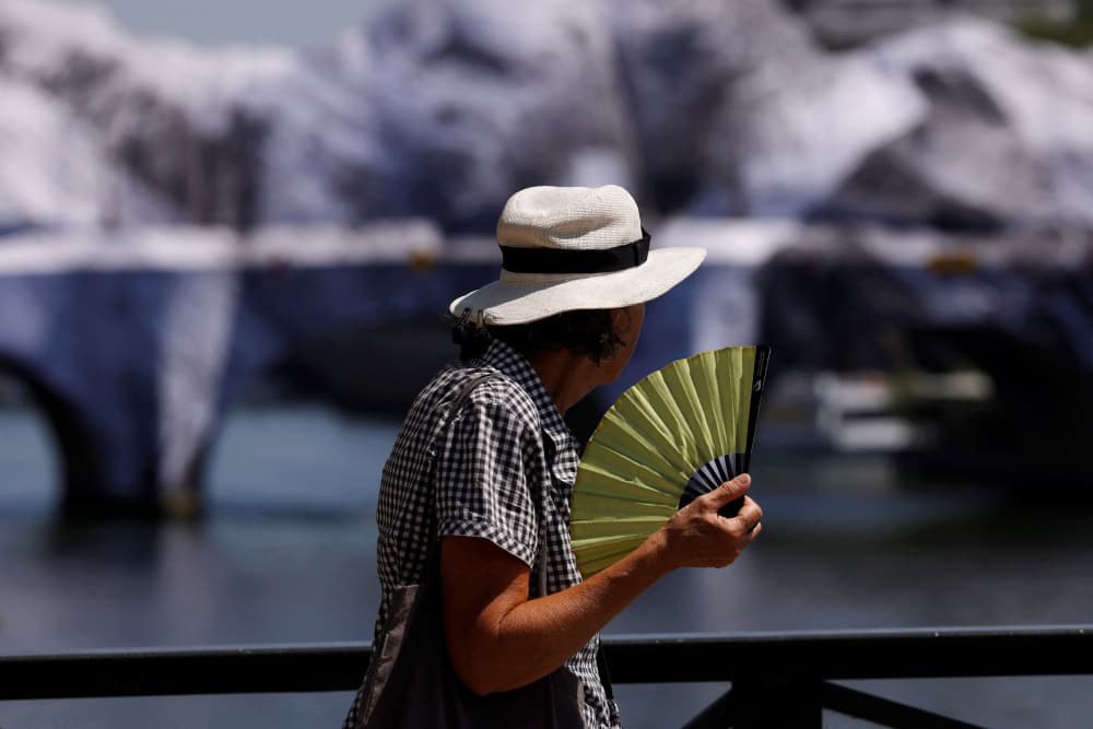 Une personne marche sur le pont des Arts, à Paris, le 22 juin 2026, alors que la France est en pleine canicule.