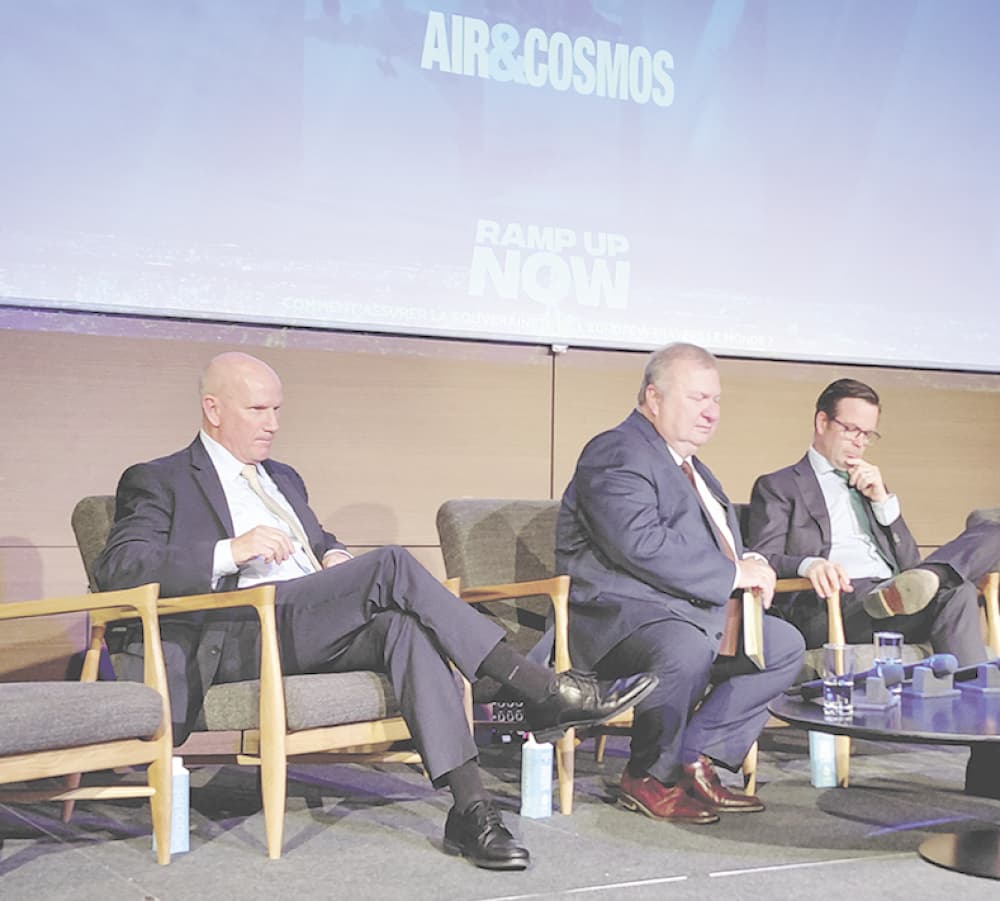 De g. à d., Rick Deurloo, président de Pratt & Whitney Commercial Engines, Emmanuel Chiva, président de l’Onera et Arjan Meijer, président et CEO d’Embraer Commercial Aviation.