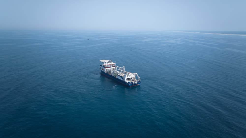 Le navire câblier de Prysmian œuvre dans les eaux du Golfe de Gascogne depuis le 12 juin.