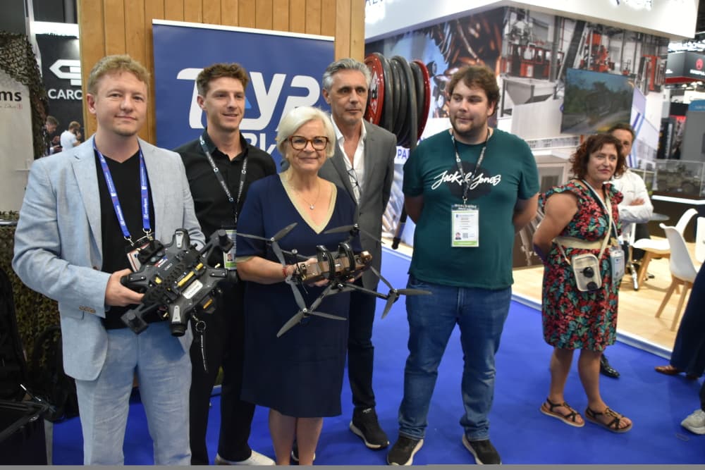 Catherine Vautrin et Alexandre Labesse (Hexadrone) avec le drone Tundra 2 et la munition téléopérée Gecko.