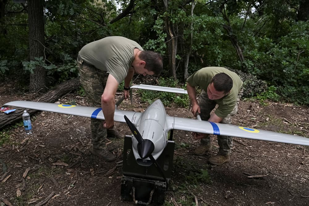 Des militaires de la 148e brigade d'artillerie indépendante de Jytomyr des forces armées ukrainiennes se préparent à lancer un drone de reconnaissance Raybird en direction des troupes russes.