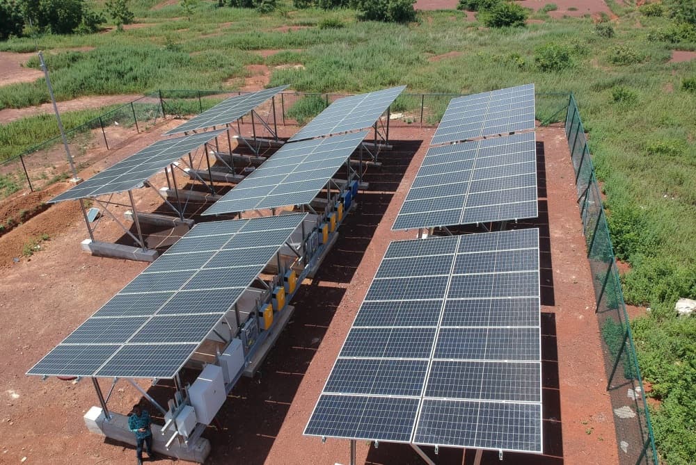 Installation de panneaux solaires hors réseau, une solution durable pour l’électrification rurale en Afrique.