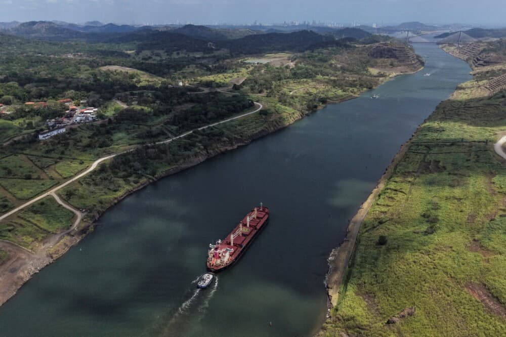 Navire battant pavillon panaméen, traversant le canal de Panama, le 27 mars.