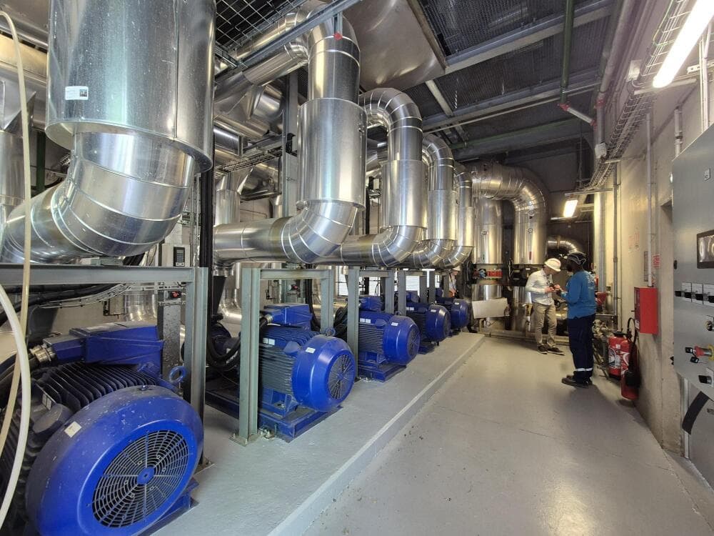 Le réseau de chaleur de Dijon a connu une croissance rapide au cours des 12 dernières années, passant de 180 pour atteindre les 410 gigawattheures (MWth) délivrés, sur un parcours de 120 kilomètres. Ici La chaufferie biomasse des Péjoces située au sud...