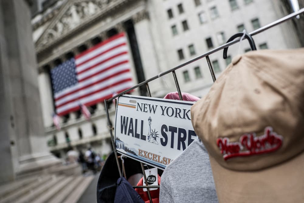 Une plaque « Wall Street » est visible sur l'étal d'un vendeur de rue devant la Bourse de New York.