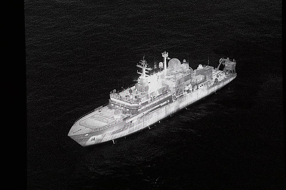 Une image du navire espion russe Yantar, qui opère au large de la côte nord de l’Écosse, est projetée sur un écran pendant le discours du ministre de la Défense, John Healey, sur la manière dont l’industrie britannique de la défense génère de la...