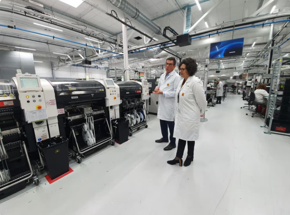 Jean-Louis Pech, président et Catherine Mallet, directrice générale d’Actia montrent l’extension de site réalisée sur l’usine de Colomiers, près de Toulouse.