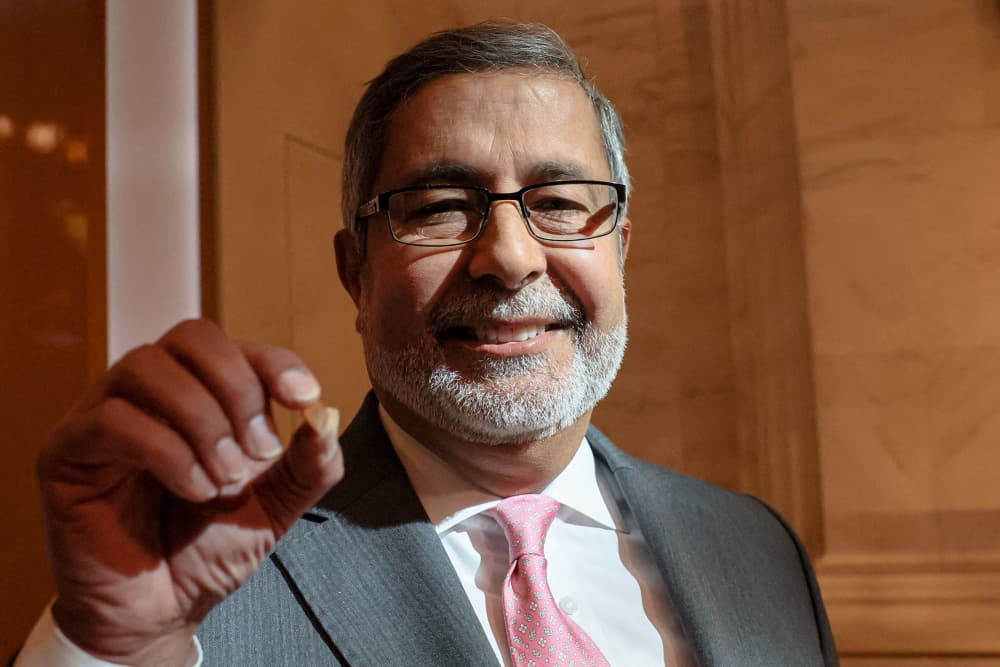 Sanjay Mehrotra, le PDG de Micron, tenant entre ses doigts une puce mémoire.