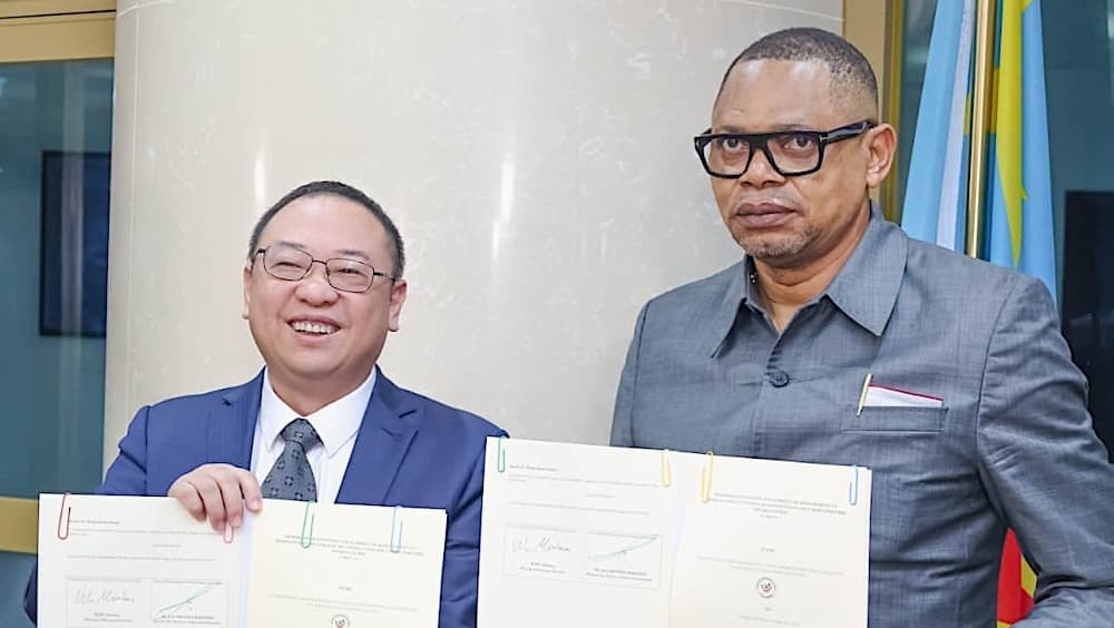 Wu Minhua, PDG de Genew Technologies, et José Mpanda Kabangu, ministre des Postes, Télécommunications et Numérique de RDC.