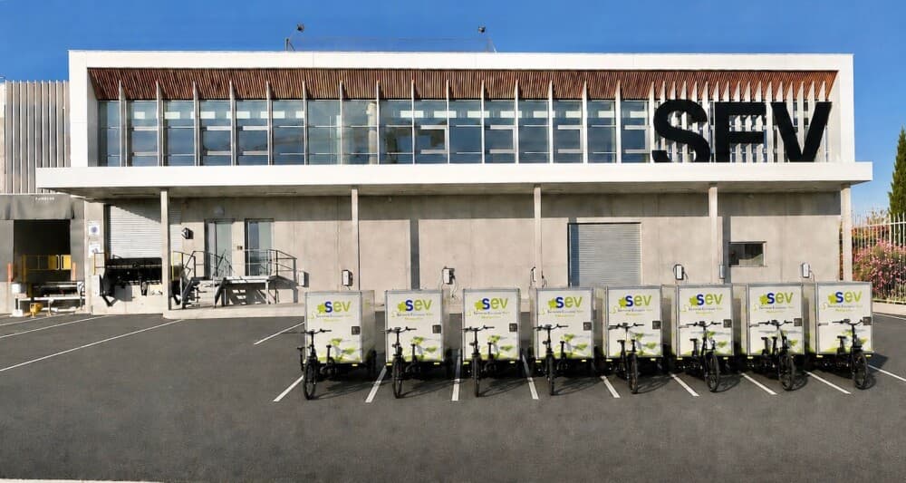 Dans l’Hérault, Services Écusson Vert, spécialisé dans la livraison écoresponsable du dernier kilomètre, se dote d’un nouveau siège social et d’un mini hub logistique de 2 500 m2 à Villeneuve-lès-Maguelone, non loin de Montpellier.