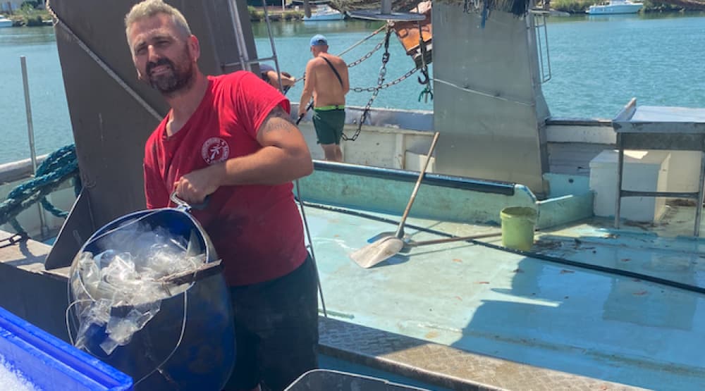 Au Grau d’Agde (Hérault) le 30 juin 2026, où le tonnage de déchets marins ramené par les pêcheurs avoisine déjà les 2,2 tonnes en 2026.