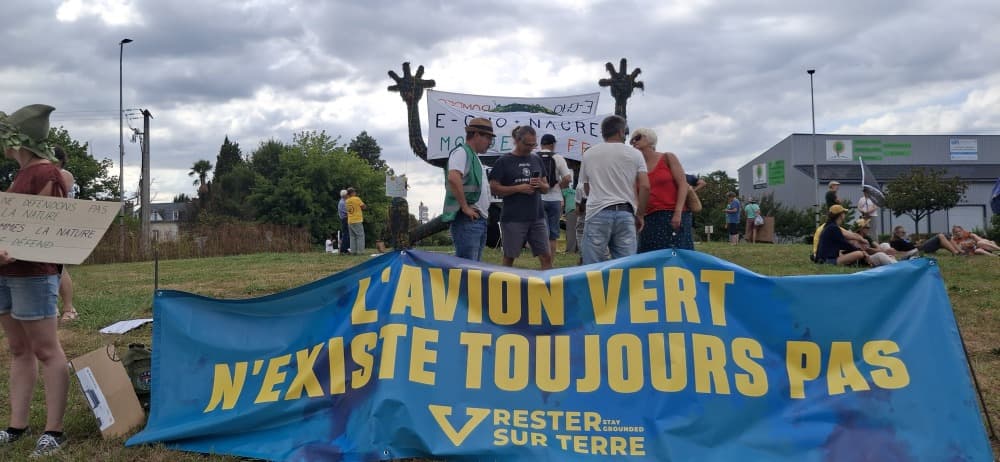 Des collectifs opposés aux usines de carburant issus de biomasse se sont mobilisés à Mourenx le 30 juin.
