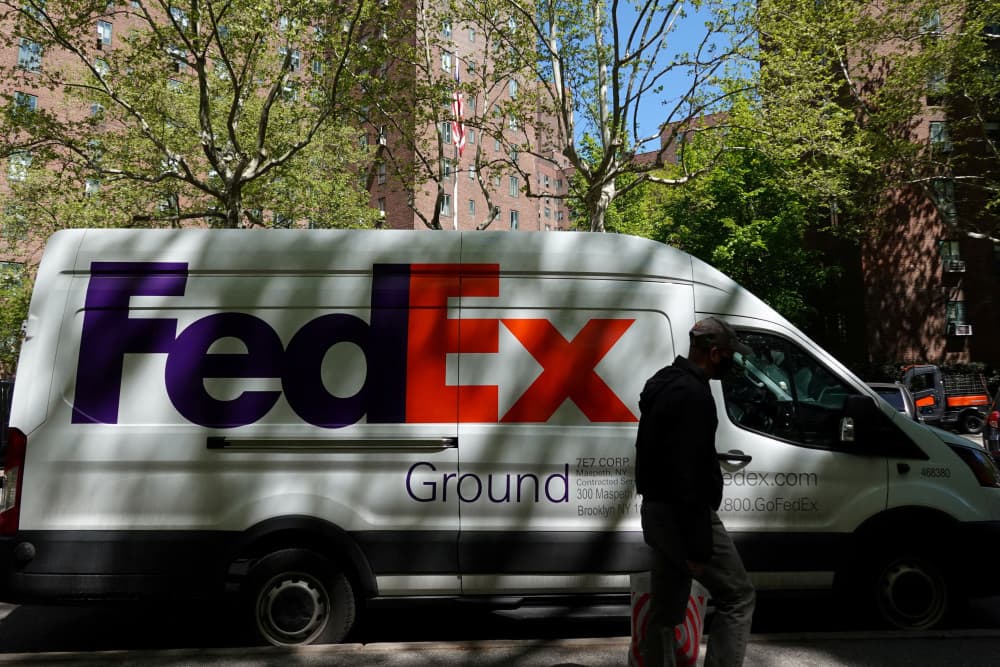 Une personne passe devant une camionnette FedEx à Manhattan, New York (États-Unis), le 9 mai 2022.