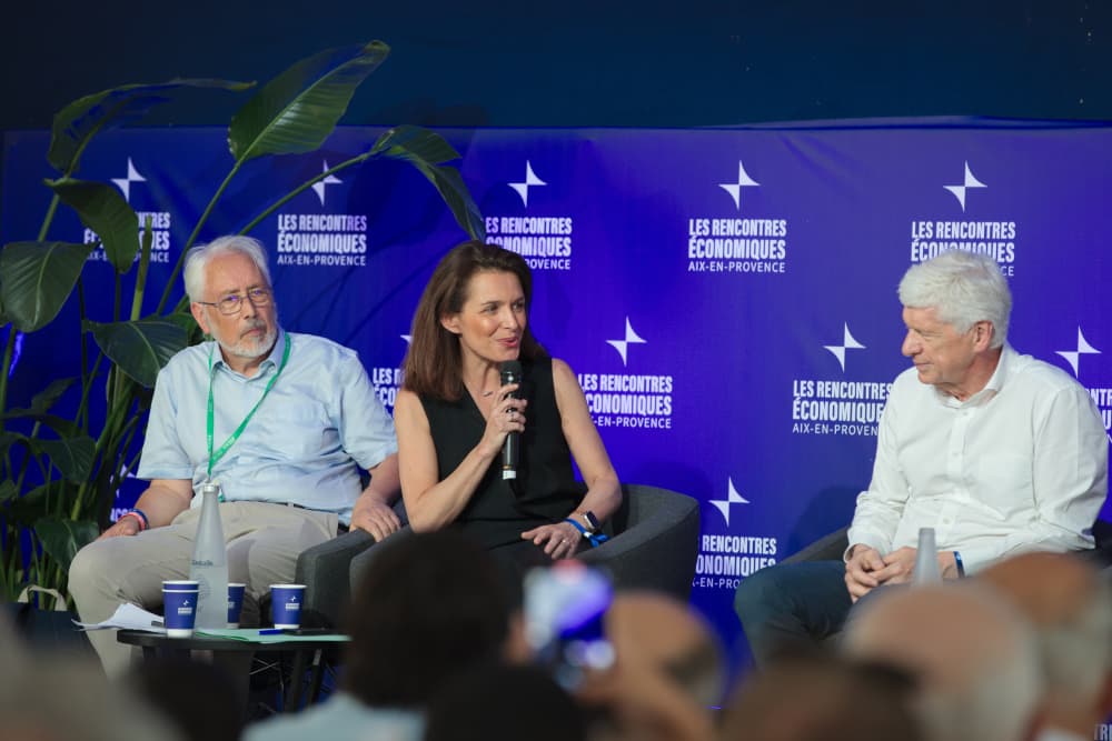 Aux Rencontres économiques d’Aix, le 2 juillet 2026. De gauche à droite : Alain Trannoy (Cercle des économistes), Christelle Morançais (présidente de la région Pays de la Loire), Arnaud Vaissié (cofondateur et président d’International SOS).