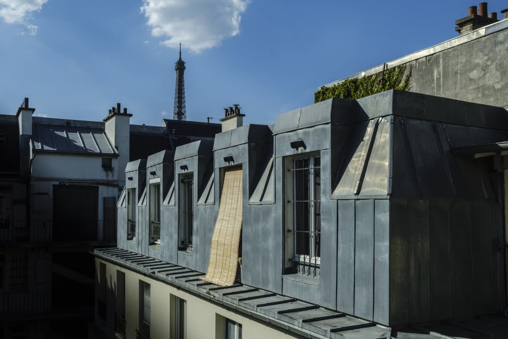 Selon l'Apur, la part de résidences secondaires a presque doublé à Paris entre 1999 et 2020, passant de 5,7 % à 9,6 %, tandis que 9,2 % des logements restent vacants depuis 2006. Au total, 262 000 habitations échappent au parc des résidences...
