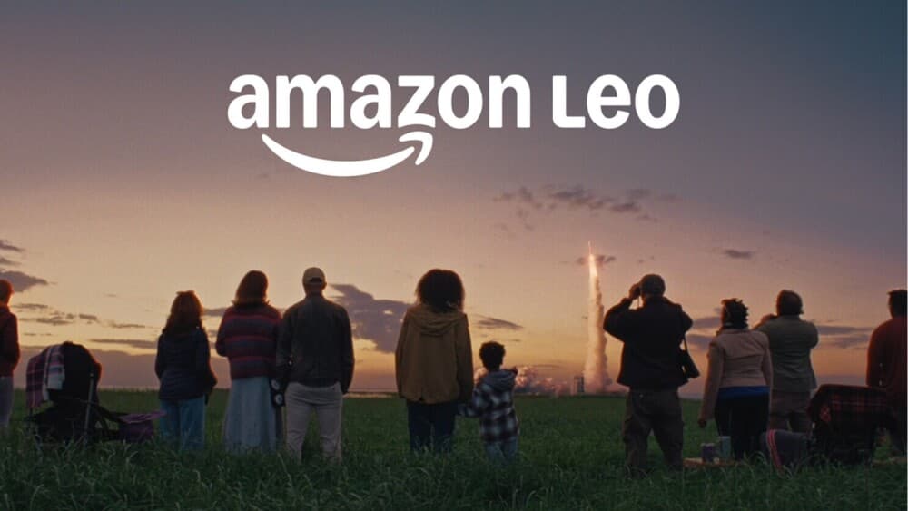 Spectateurs assistant au lancement d'une fusée transportant des satellites pour la constellation Amazon Leo.