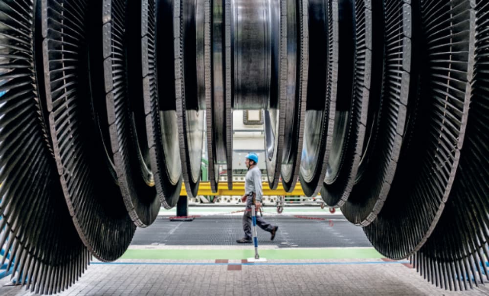Un ingénieur EDF dans une centrale nucléaire française.