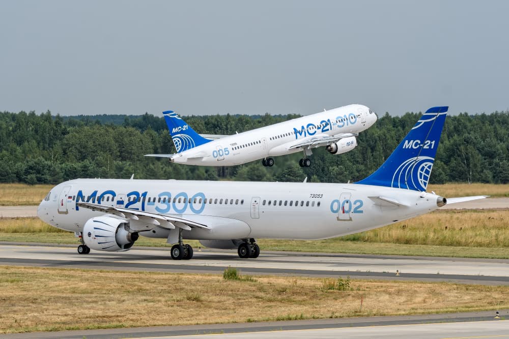 Les deux versions du MC-21, au premier plan celle équipée de moteurs Pratt & Whitney et derrière, celle russifiée, équipée d’Aviadvigatel PD-14.