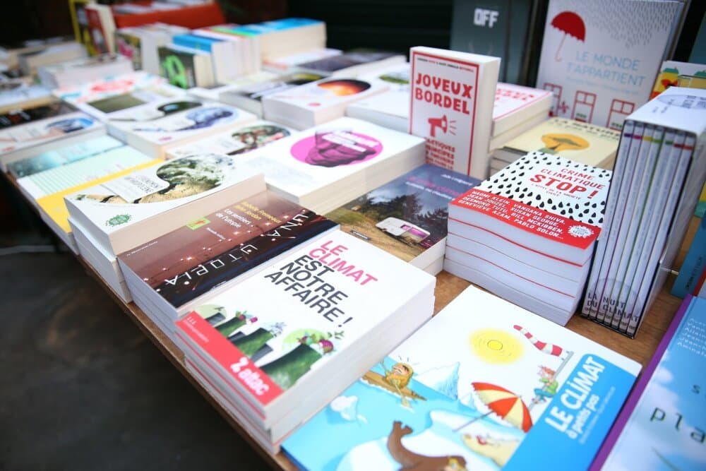 Confrontées à un marché en chute libre et à des augmentations de charges exponentielles, les librairies s'enfoncent dans la crise.