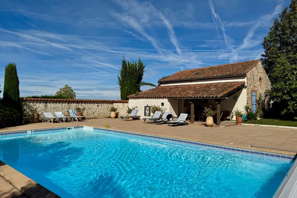 Une piscine privée, en France.