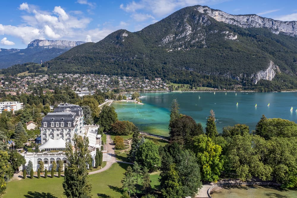 Annecy, vue aérienne sur l'Impérial Palace, le lac et la ville.