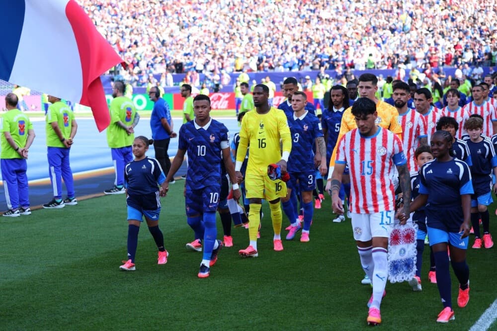 Coupe du monde de la FIFA 2026 – Huitième de finale : les joueurs du Paraguay et de la France font leur entrée sur la pelouse du Philadelphia Stadium, à Philadelphie (Pennsylvanie, États-Unis), avant le coup d'envoi de la rencontre, le 4 juillet 2026.