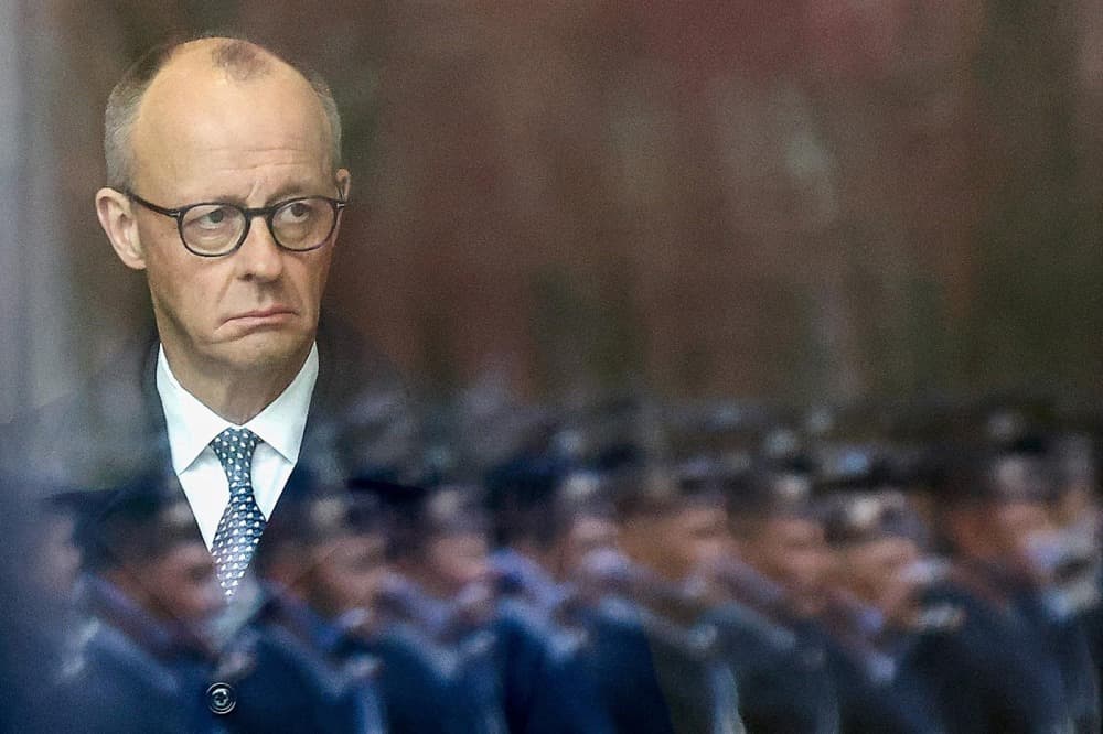 Des soldats de la garde d'honneur du Wachbattaillon se reflètent dans la vitre tandis que le chancelier allemand Friedrich Merz attend d'accueillir le Premier ministre néerlandais Rob Jetten, à Berlin.